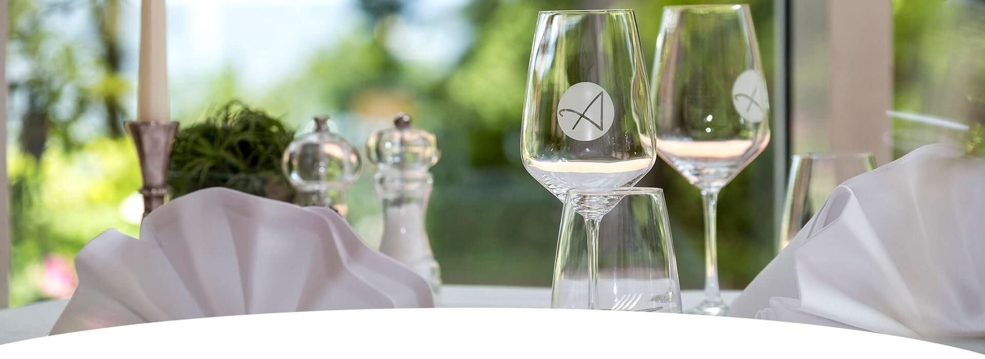 schön gedeckter Tisch mit Nahaufnahmen von den Weingläsern aus dem Hotel Hohe Wacht