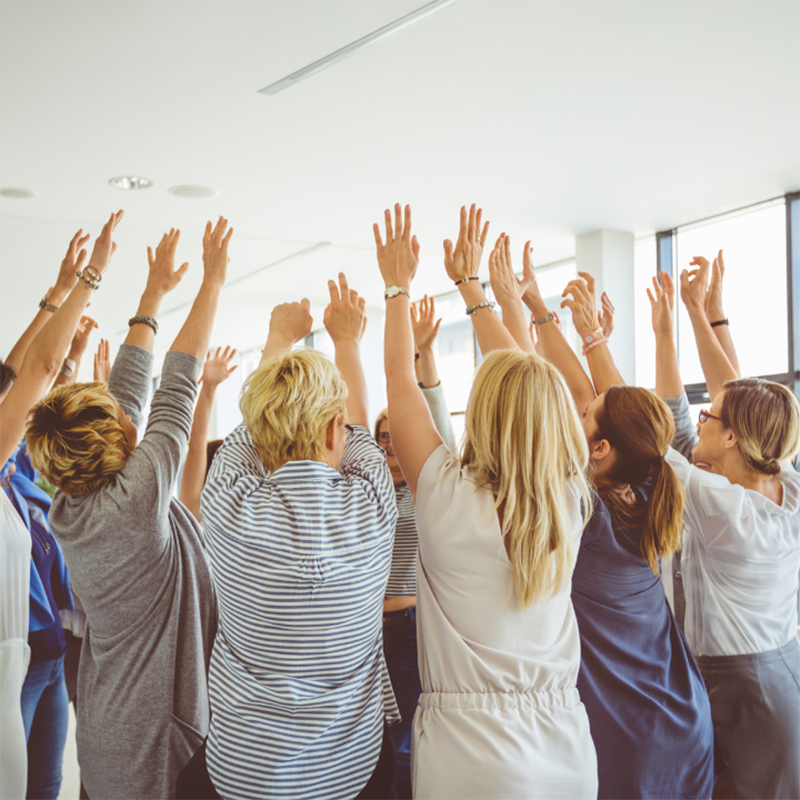 Teambuilding Incentives Gruppe von Personen, die ihre Arme hochstrecken, Rückenansicht