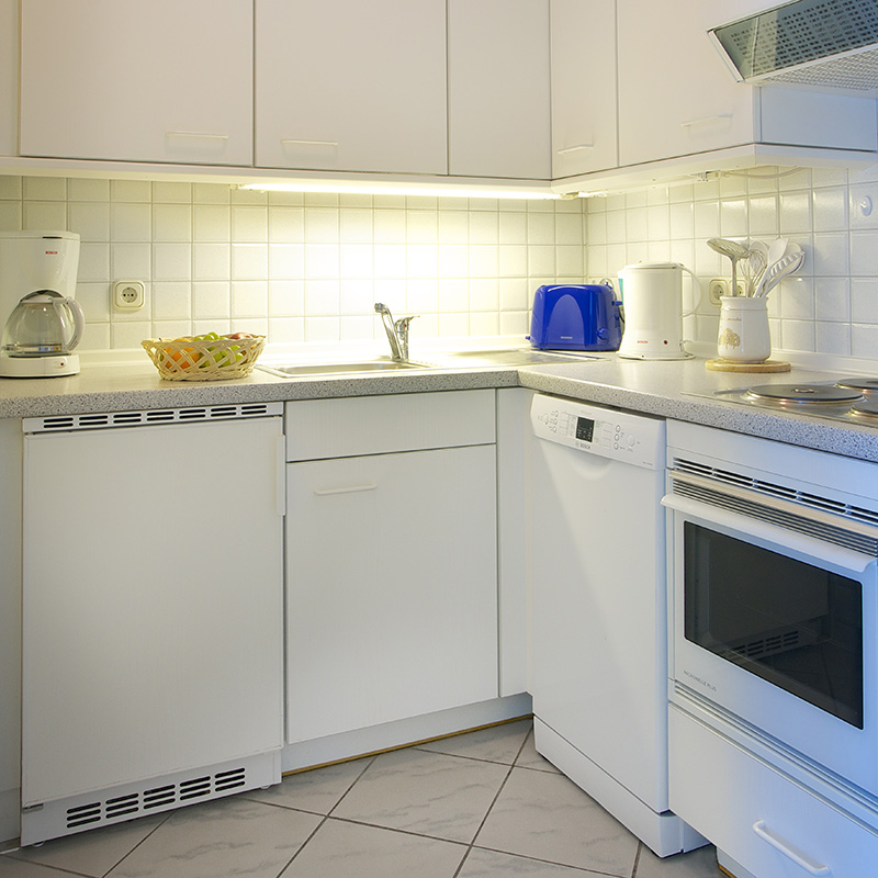 1-Zimmer-Komfortappartement Küche 1-Zimmer-Komfortappartement, Küche mit Wasserkocher, Kaffeemaschine, Geschirrspüler, Cerankochfeld, Mikrowellen-Backgrill