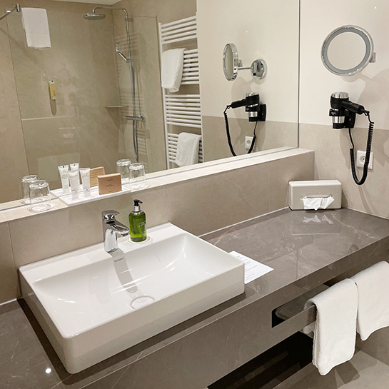 Modernes, hochglanz Badezimmer mit riesigem Spiegel